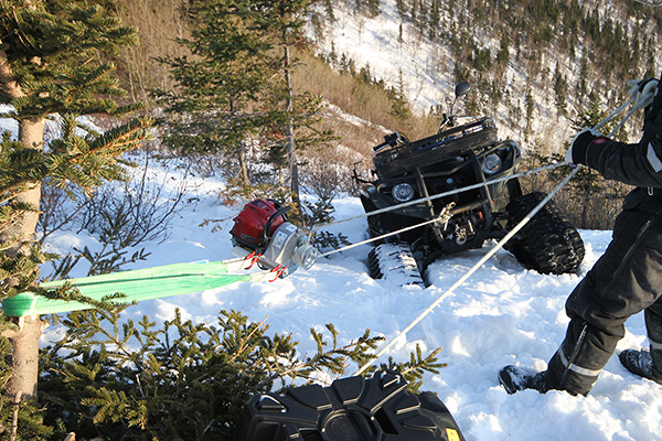 Recupero di una motoslitta nella neve con verricello PCW3000.