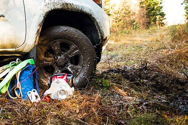 Recupero di una vettura impantanata tramite verricello PCW3000.