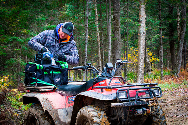 Borsa con il verricello PCW3000-Li trasportato su un quad.