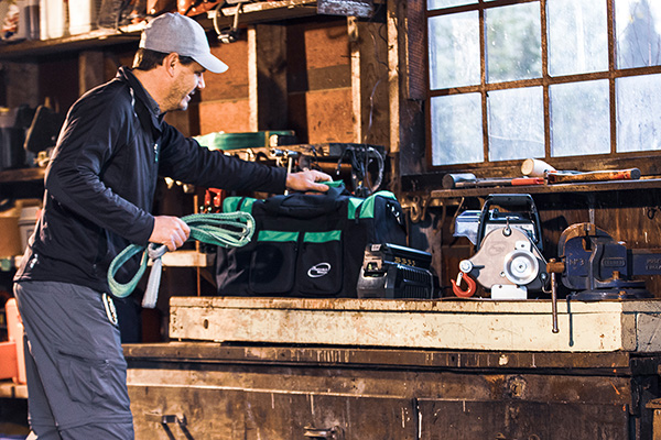 Uomo che prepara la borsa del verricello PCW3000-Li con i suoi accessori
