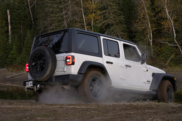 Recupero di una vettura con verricello PCW4000.