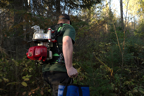 Uomo che trasporta il verricello PCW4000 sulla schiena con l’apposita struttura ergonomica