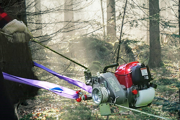 Utente che utilizza il verricello PCW4000 in un bosco