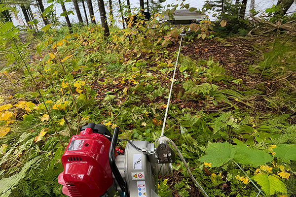 Utente che utilizza il verricello PCW4000 per il traino di una pedana dal lago