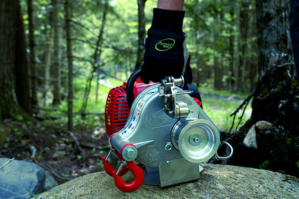 Verricello PCW4500 appoggiato su una pietra in mezzo al bosco. Pronto all'uso.